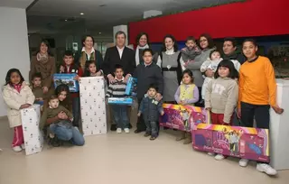 Reparto de regalos entre las familias con menos recursos