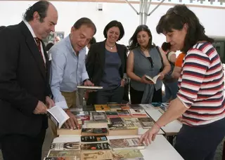 La recaudación del mercadillo de libros se destina a la Asociación Nihuersi