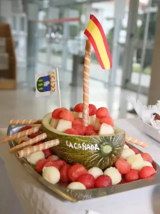 Un barco de frutas galardonado por su originalidad en el concurso gastronómico