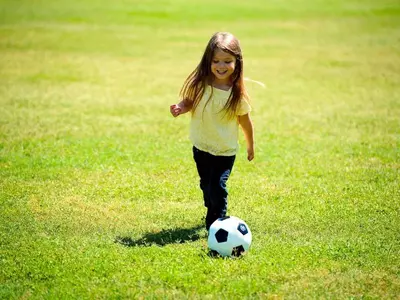 Grupo de niños y niñas para jugar al fútbol