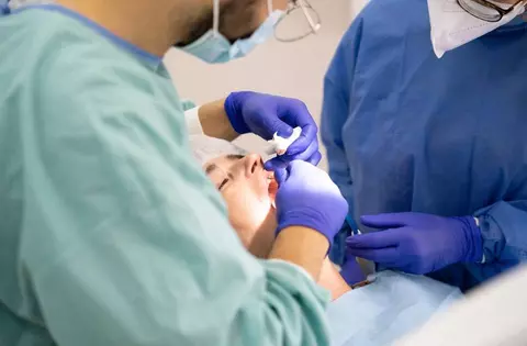 Se necesita auxiliar de clínica dental con experiencia