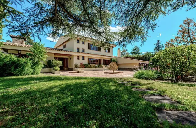 EN LA MEJOR UBICACIÓN DE VILLAFRANCA Y CON LA MEJOR ORIENTACIÓN EN PORCHES, SALONES Y DORMITORIOS