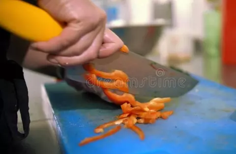 BUSCAMOS COCINERA CON EXPERIENCIA 